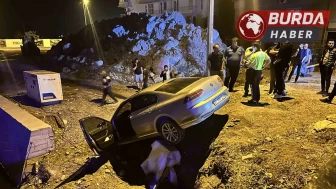 Navigasyon mağduru sürücünün kullandığı otomobil araziye uçtu.
