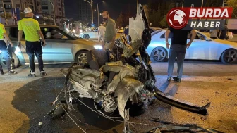 Mersin’deki trafik kazasında otomobil ikiye bölündü, 3 kişi yaralandı.