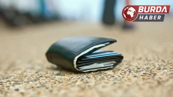 Önünde yürüyen vatandaşın düşen cüzdanını alan şahıs kayıplara karıştı