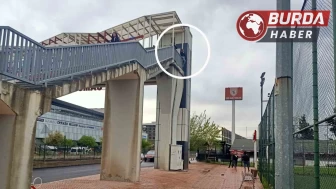 Üst geçidin korkuluklarına çıkan kadını polis zor ikna etti.