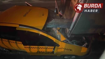 Ticari taksi, kamyonete ok gibi saplandı: 1 ölü, 1 yaralı