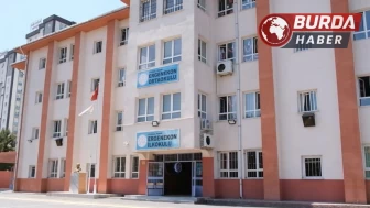 Pendik’teki bir okulda öğretmen öğrenciye zalimce şiddet uyguluyor.