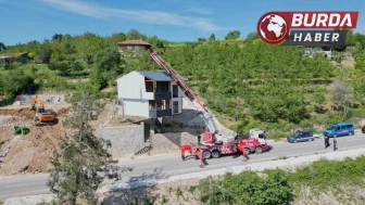 Yıkımı yapılacak kaçak villayı vinçle taşıdı.
