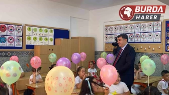 Okulun son günü Ankara Valisi Şahin öğrencilere karne dağıttı.