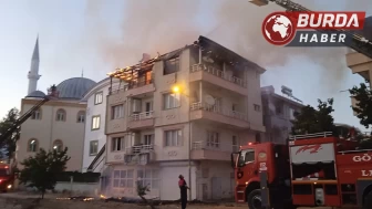 Yaktığı mangal ateşinden çıkan yangın evi küle çevirdi.