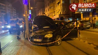Alkollü sürücü tramvay yoluna daldı, 2 kişi yaralandı.