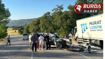 Tokat’ta park halindeki kamyona çarpan araçtaki 2 kişi öldü.
