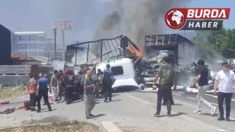 Sakarya’da korkunç kaza: İki tır çarpıştı, yangın çıktı.