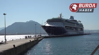 Bin 794 yolcu 740 mürettebatlı dev gemi Alanya iskelesine demir attı.