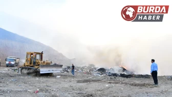 Manisa'da çöplük yangını: 1 itfaiye eri dumandan etkilendi.