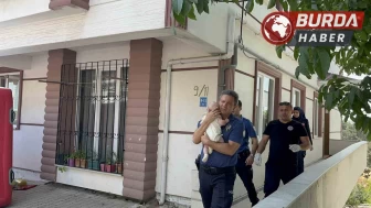 4 aylık bebeğini rehin aldı, balkondan bal kabağını fırlattı.