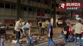 İzmir'de iş başa düştü, biriken çöpleri Başkan Cemil Tugay topladı.