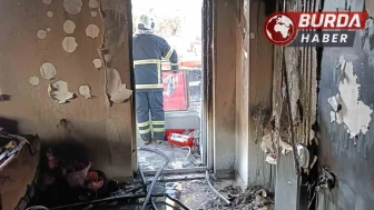 Şarja takılı telefon bataryası patladı, evde yangın çıktı.