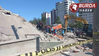 Çöken binanın enkazından operatörünün cansız bedeni çıkarıldı.