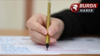 Sınıfta yanlış kitapçık dağıttılar, sınav ortasında topladılar.