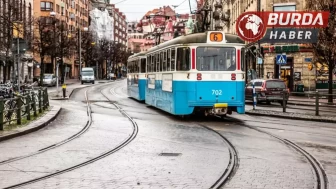 İsveç’te raydan çıkan tramvay pizza dükkanına çarptı: 8 yaralı