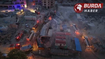 Hatay'da işçilerin kaldığı prefabrik yatakhane alevlere teslim oldu.