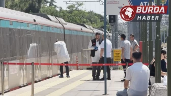 Ataköy istasyonunda bir kişi raylara atlayarak intihar etti.