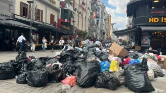 Büyükşehir Belediyesi’ndeki grev nedeniyle çöpler sokaklara taştı