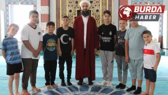 Namazını bozan imam 1 metrelik yüksekten düşen çocuğu havada yakaladı