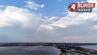 İstanbul’da fırtına sonrası gökkuşağı görenleri büyüledi.