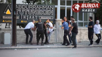 Bıçağı boğazına dayayan şahsa polis ekipleri müdahale etti.