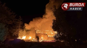 Antalya’da kereste fabrikasının lojmanı alev alev yandı.