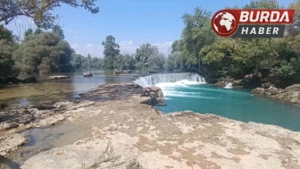 Manavgat Şelalesi’nde düşen su seviyesi ziyaretçileri şaşırtıyor.