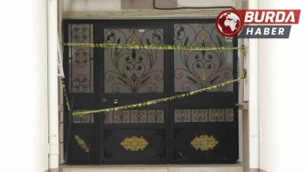 Adana’da 3 katlı apartmanın merdivenleri çöktü.