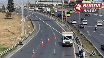 Büyükçekmece’de şiddetli rüzgardan aydınlatma direği yan yattı.