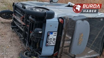 Bilecik’te bir araca yol vermek isterken hastanelik oldu.
