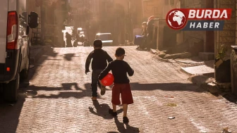Sesinden rahatsız olduğu çocuklara sopayla saldırdı.