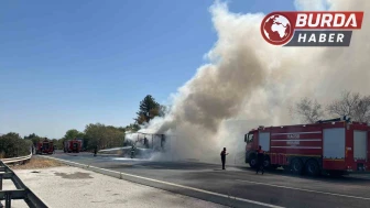 Ev eşyası yüklü tır alev alev yandı, otoyolda kuyruk oluştu.