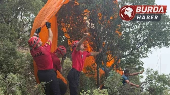 Fethiye’de ormanlık alana düşen paraşütçüleri JAK kurtardı