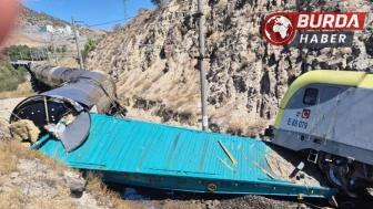 Malatya’da iki yük treni kafa kafaya çarpıştı: 1 kişi yaralandı