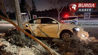 Kayseri'de Alkollü Sürücü Kaza Yaptı: Önce Ağaca Sonra Direğe Çarptı