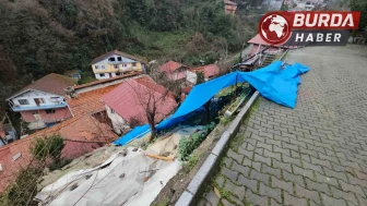 Zonguldak'ta Yamaçtan Kopan Kaya Parçaları İki Evin Üzerine Düştü