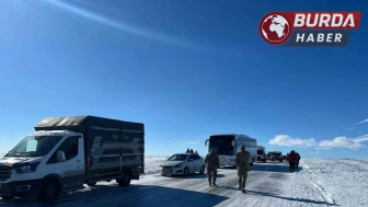 Kars-Ardahan Karayolunda Yoğun Buzlanma Sebebiyle Araçlar Mahsur Kaldı