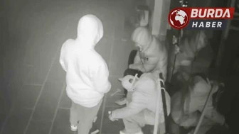 Gece Yarısı Rahatlıkla Hırsızlık Yapan 3 Şahıs Kameralara Yakalandı