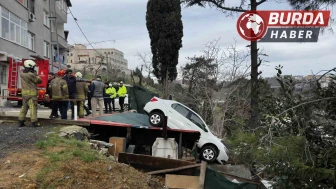 Sarıyer'de Vites Karışıklığı Sonucu Kamelyaya Uçan Otomobil Kaza Yaptı