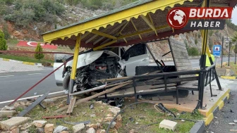 Otomobil Jandarma Bekleme Noktasına Çarptı 4 Kişi Yaralandı