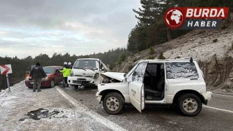 Havran'da Buzlanan Yolda Arazi Aracı ile Kamyonet Çarpıştı: 2 Yaralı