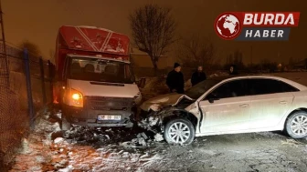 Otomobil ile Kamyonet Kafa Kafaya Çarpıştı, 3 Kişi Yaralandı