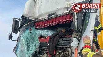 Diyarbakır'da İki Tır Çarpıştı: Sürücü Ağır Yaralandı
