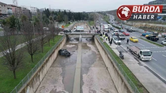 Küçükçekmece'de Ters Yönden Dönen Araç Dereye Uçtu