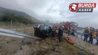 Kontrolden Çıkan Otomobilin Bariyere Çarptı, 2 Kişi Hayatını Kaybetti