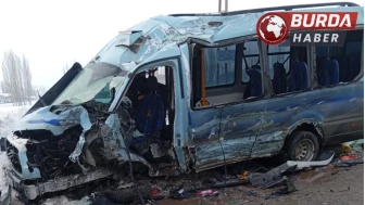 Hakkari'de Trafik Kazasında Belediye Otobüsü ile Minibüs Çarpıştı