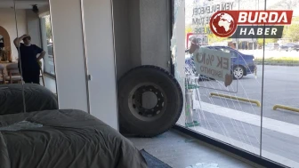 Amasya’da kamyondan kopan teker mağazaya girdi