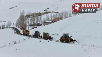 Nisan ayında karla mücadele çalışmaları devam ediyor.