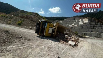 Bilecik’te taş yüklü kamyon devrildi: 2 kişi yaralandı